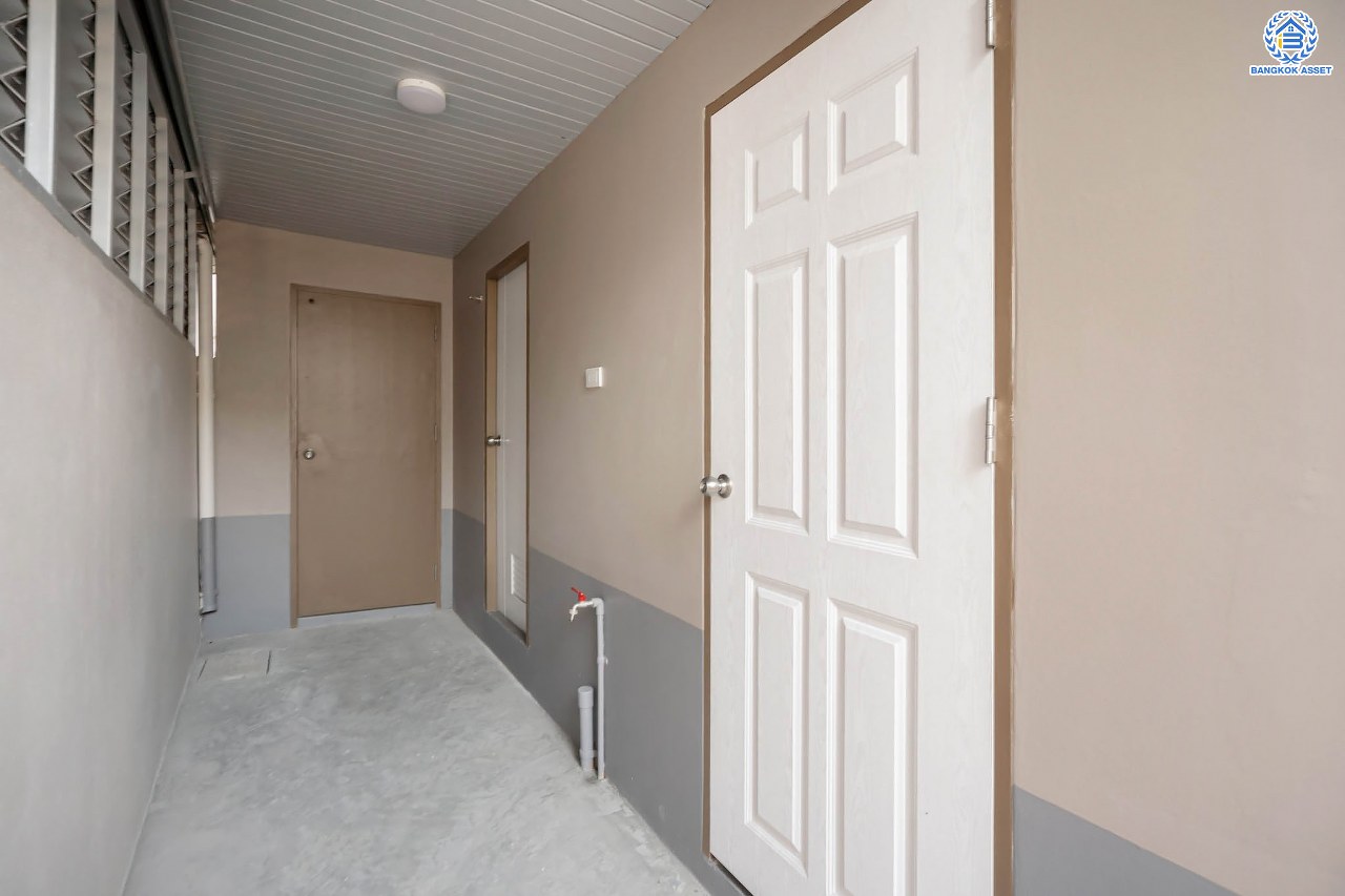 บ้านมือสองตกแต่งใหม่ ดีไซน์สวย โครงการ ซันไรซ์กรีน นวมินทร์ เนื้อที่ 75 ตร.ว. พื้นที่ใช้สอยมากถึง 338 ตร.ม. พร้อมฟังก์ชัน 4 ห้องนอน 4 ห้องน้ำ 1 ห้องแม่บ้าน จอดรถได้ 2 คัน รองรับทุกกิจกรรม บนทำเลเชื่อมต่อหลายเส้นทาง ใกล้รถไฟฟ้าสายสีชมพู "สถานีรามอินทรา" และจุดขึ้นทางด่วน "เอกมัย-รามอินทรา"